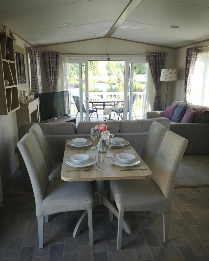 Lake Escape - Hoburne Cotswolds South Cerney Exterior photo