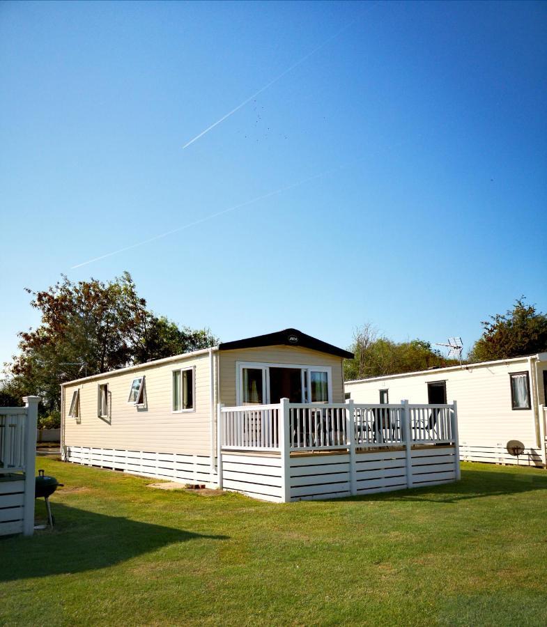 Lake Escape - Hoburne Cotswolds South Cerney Exterior photo