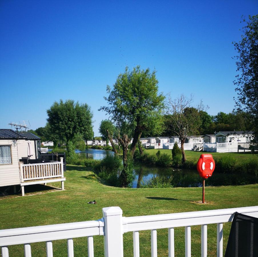 Lake Escape - Hoburne Cotswolds South Cerney Exterior photo