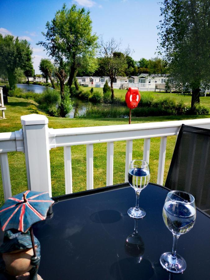 Lake Escape - Hoburne Cotswolds South Cerney Exterior photo