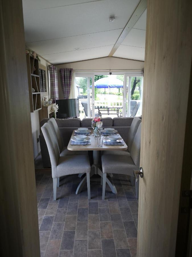 Lake Escape - Hoburne Cotswolds South Cerney Exterior photo