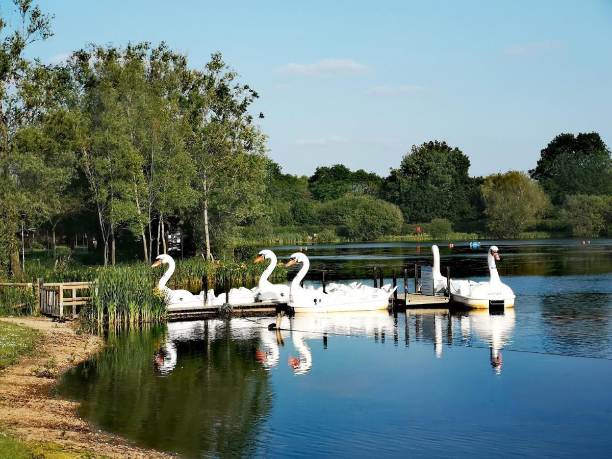 Lake Escape - Hoburne Cotswolds South Cerney Exterior photo