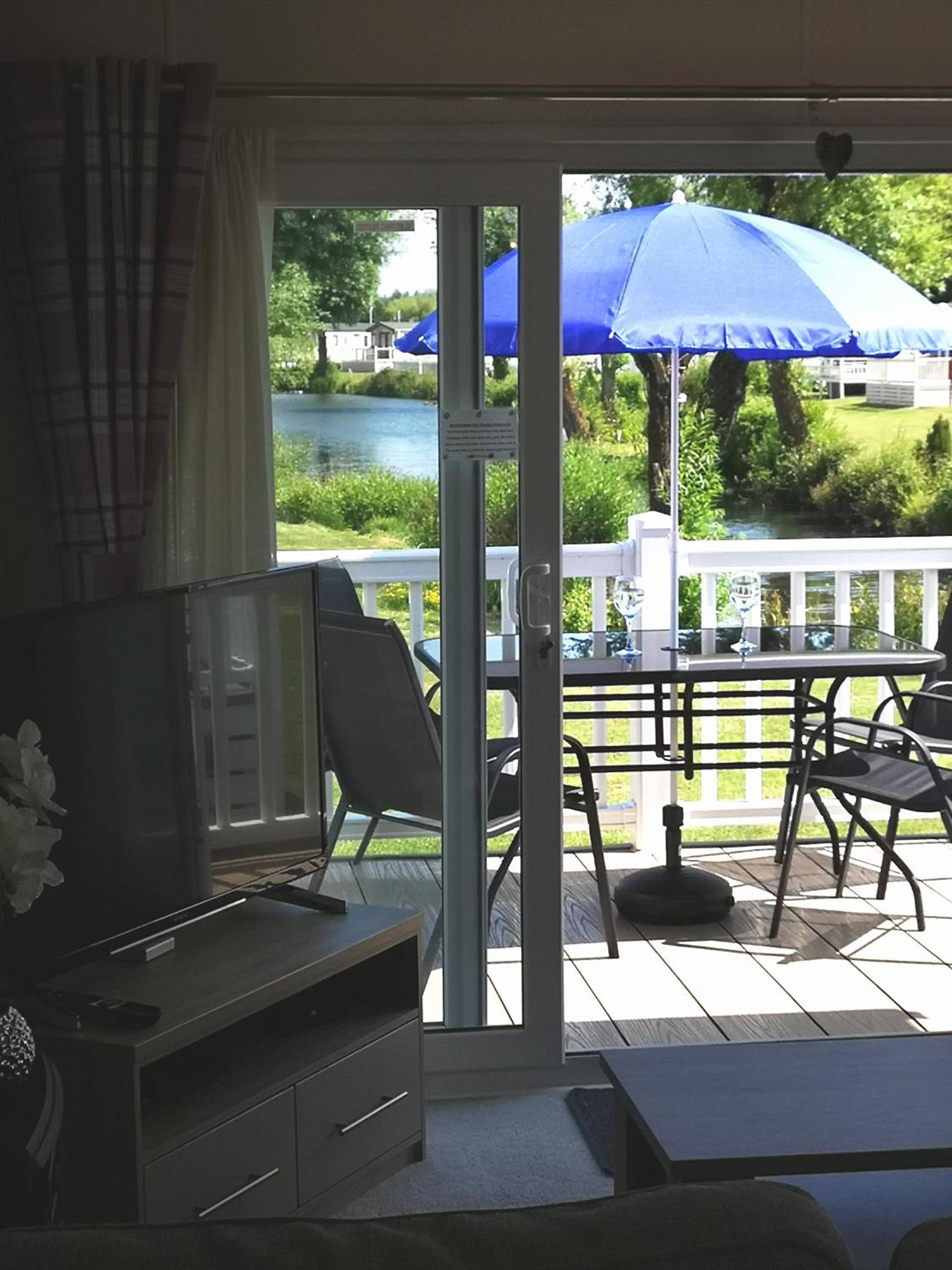 Lake Escape - Hoburne Cotswolds South Cerney Room photo