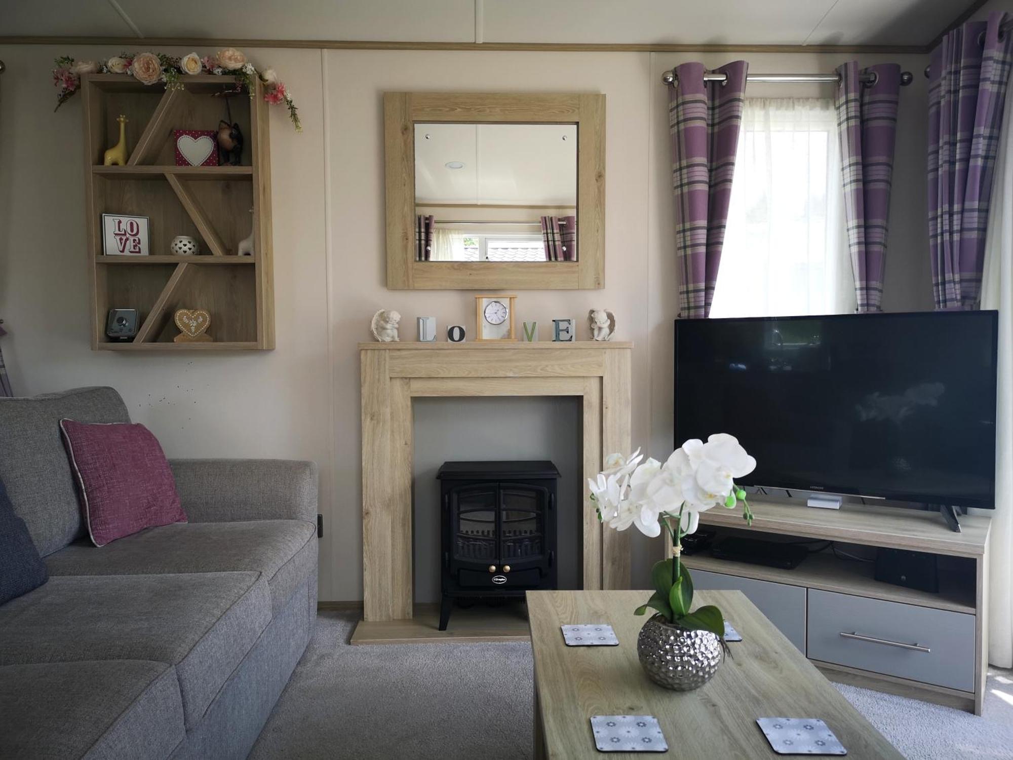 Lake Escape - Hoburne Cotswolds South Cerney Room photo